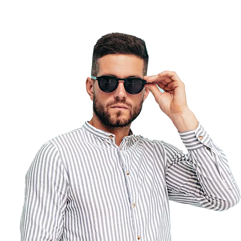 centro ottico con occhiali da sole uomo e donna con lenti colorate e graduate